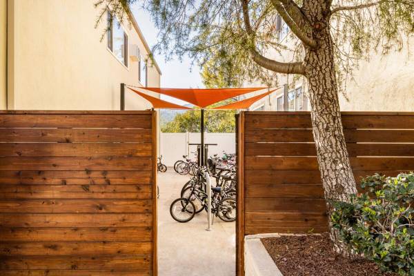 $3,490 / 3br - 1100ft2 - Reserved Parking, Stylish Tile Backsplashes*, Dishwasher*, Backyard* (La Crescenta/ Montrose)63701166866305121
