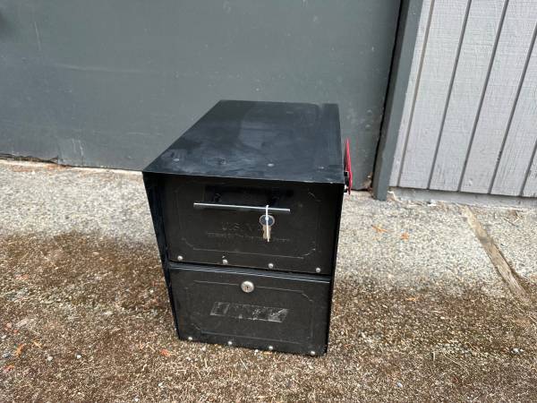 Locking Mailbox 1