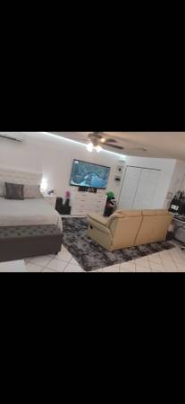 Large studio for rent. Efficiency 1