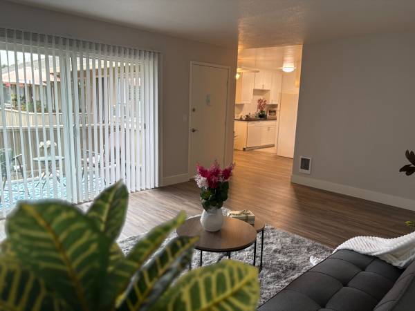 $3,995 / 3br - 1030ft2 - Spacious 3 Bedroom Corner Unit at Los Gatos Gardens – 1 Month Free! (los gatos)63847025477377120