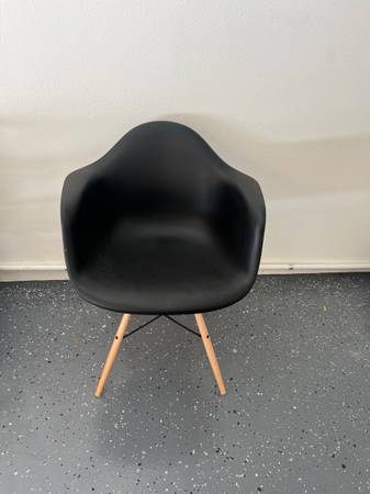Eames Molded Plastic Armchair 1