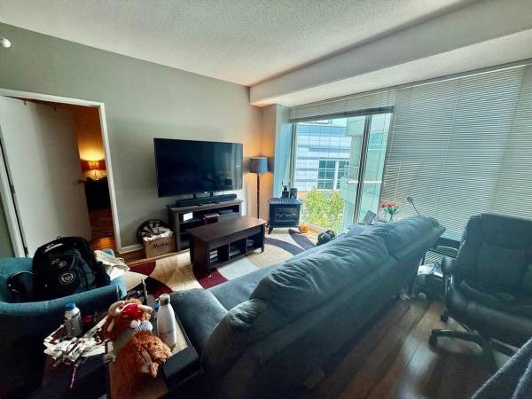Beautiful 1 bed/1bath in the heart of Downtown Evanston. 1