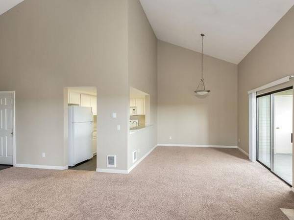 $1,396 / 1br - 767ft2 - Wood Burning Fireplaces, Complimentary Package Acceptance (Clackamas)63820882835073123
