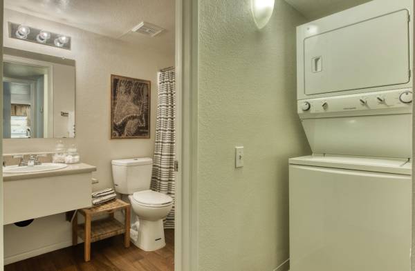 $799 / 500ft2 - Pet-Friendly Studio Retreat-Washer/Dryer & Poolside Bliss! (Glendale AZ)64024989499905123