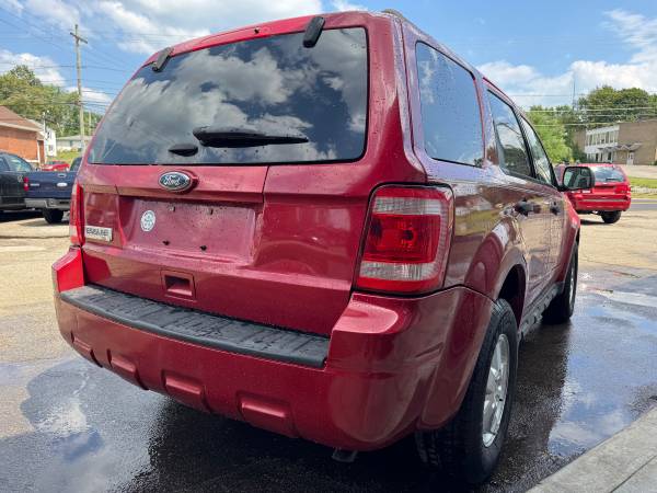 Ford Escape XLT 2011, tracción en las cuatro ruedas - Sin óxido - Solo 133,000 millas - $3,900 (Akron)63436112819715124
