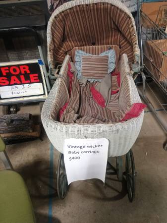 WICKER BABY CARRIAGE 1