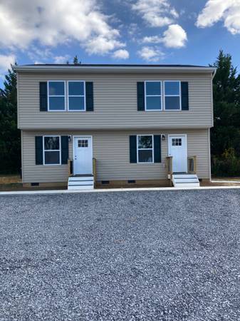 $1,600 / 2br - 0900ft2 - 3 bedroom 1 1.5 bath duplex63953078800387121