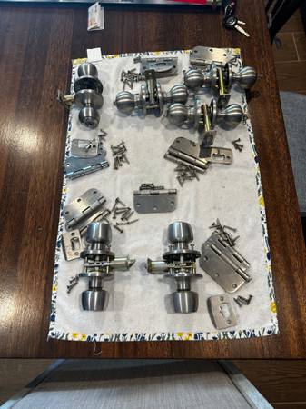 6 Kwikset Interior Door Knobs & Hinges 1