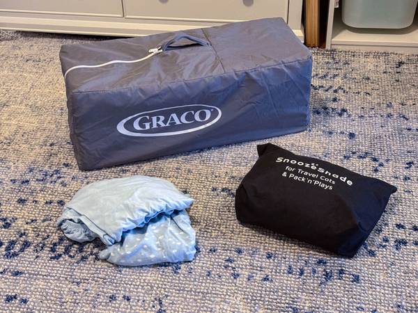 Graco Pack 'n Play + SnoozeShade Blackout Cover + 2 Fitted Sheets 1