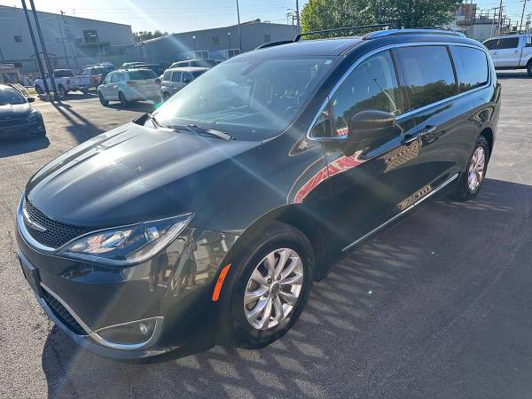 2019 Chrysler Pacifica Touring L Minivan de 4 puertas ¡CARFAX GRATIS EN CADA VEHÍCULO! - $15,988 (+ Bishops Corner Auto Sales)63470244242433122