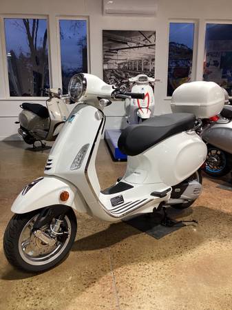 Brand new 2024 Vespa Primavera 150  w/ top box 1