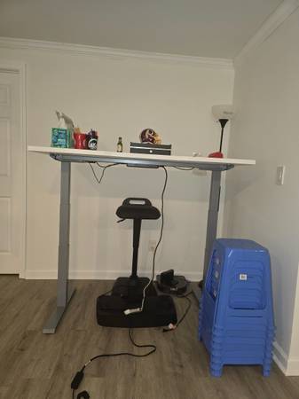 Height adjustable standing desk 1