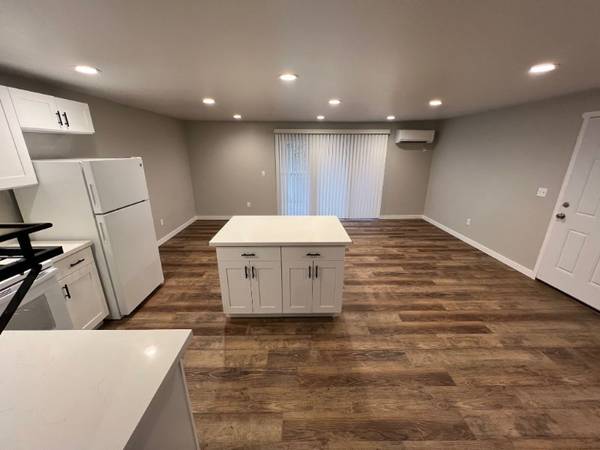 $2100.00 / 2br - 830ft2 - Vive moderno, vive fácil: completamente renovado con aire acondicionado, en una ubicación privilegiada63890096689921121