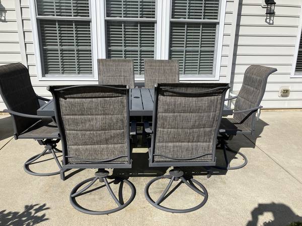 DECK/PATIO TABLE AND CHAIRS 1