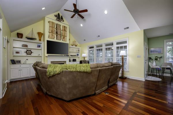 $725,000 / 4br - 2700ft2 - 4 Bedroom Waterfront Home for Sale with Private Dock!63948356060162123