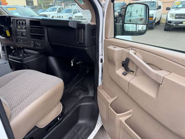 2017 Chevrolet Express 3500 - Photo 12