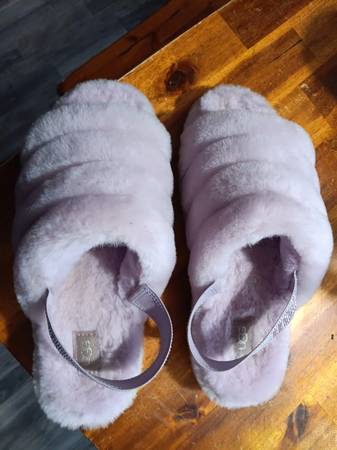 Uggs fluff yeah purple slides woman's 11 - $40 (Eau claire)63469926593411124