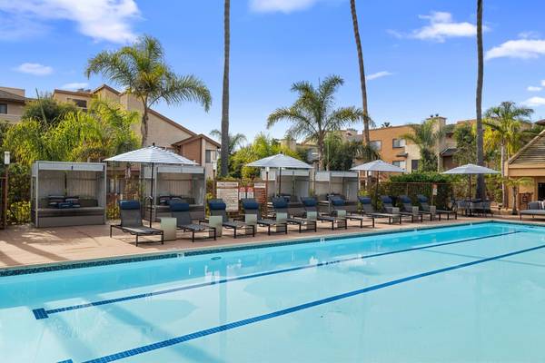 $3,515 / 2br - 1004ft2 - Centro de fitness, recién renovado, 2 dormitorios 2 baños (3417 Lebon Dr, San Diego, CA)63663973464451123