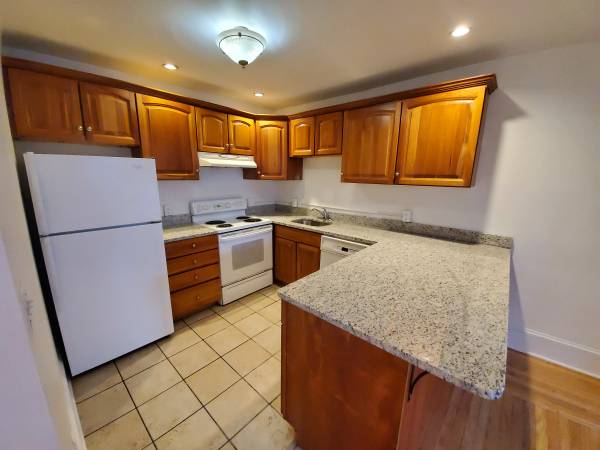 $1,895 / 2br - 700ft2 - Ground-Level 2-Bed w/ In-Unit Laundry & Backyard (New Haven)64010164884738122