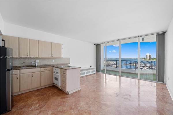 $2,100 / 500ft2 - Studio - 1 year lease (Edgewater)63825138581761122