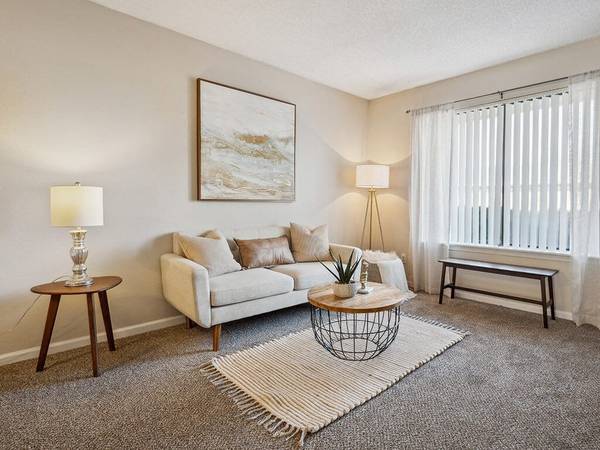 $1,405 / 2br - 960ft2 - Enjoy 2 Levels of Living in this Spacious Town Home!!! (Minutes to Collins Aerospace)63815083239681122