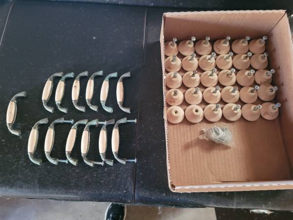 Vintage ceramic pull nobs and handles 1