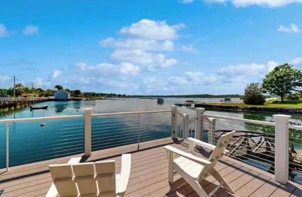 $1 / 4br - Escape frente al océano con muelle ~ Kayaks y tablas de paddle (Gloucester, MA)63892102504450123