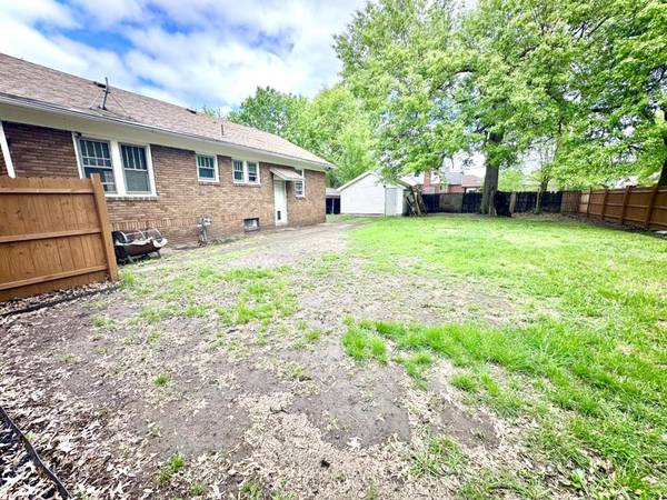 $1,350 / 2br - 1200ft2 - 2 Bed, Brick house with Fenced in double lot on College Ave!! (Terre Haute)62948851829505123