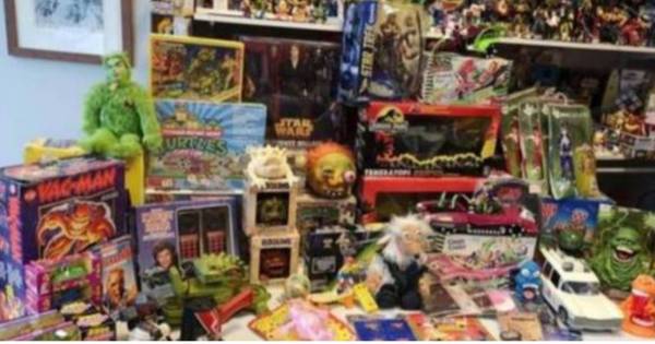 Buying collections toys coins vintage action figures diecast 1