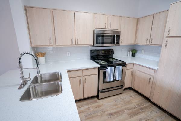 $796 / 2br - 837ft2 - The living is easy ANYTIME & the deals are great NOW. (Bryan)63806733880961121