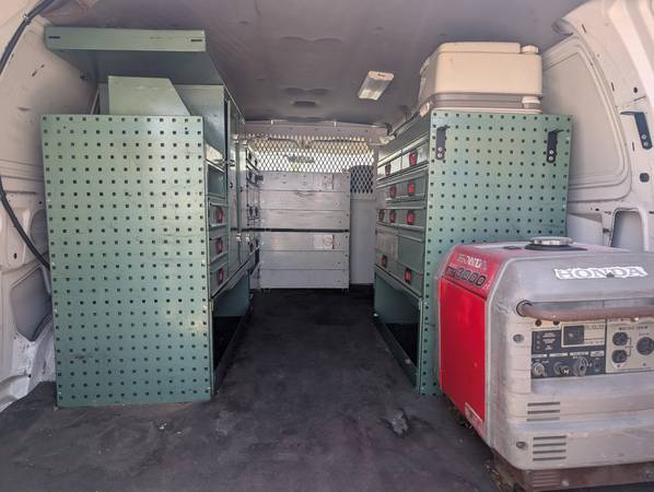 2002 Ford E-350 - Photo 9