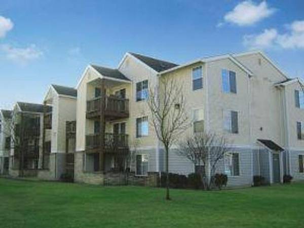 $1,375 / 2br - 868ft2 - Balcony/Patio, Swimming Pool (Seasonal), OnSite Management63777384793729123