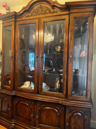 Dining room set for 6 OLD WORLD 1