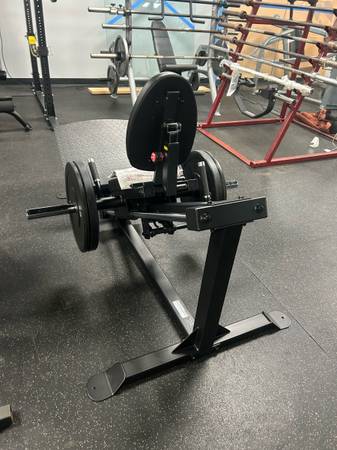 Máquina BodySolid compacta de prensa de piernas - $1,050 (Warwick, RI)63469936274563122