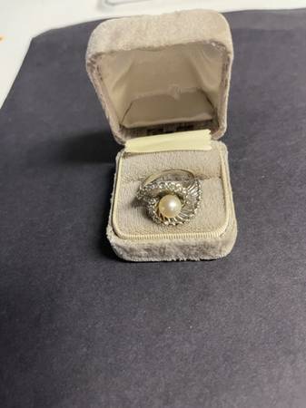 14 White  Karat Gold Pearl and Diamond Ring 1