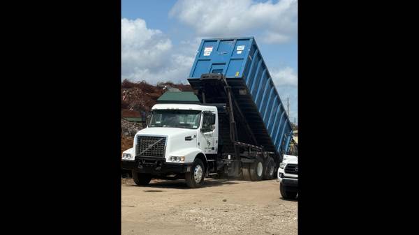 Trash dumpster, trash container 1