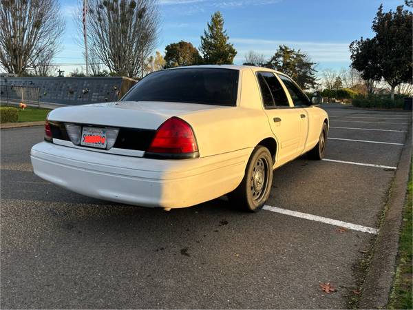 CROWN VIC 2011 - $5.000 (sebastopol)63470223842689121