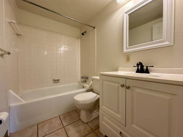 $1,050 / 2br - Desirable 2 BR Apartment In Heart of Plum! Only Pay Electric! CALL NOW (Oakmont / Penn Hills / Milltown / Plum)64013204275458124