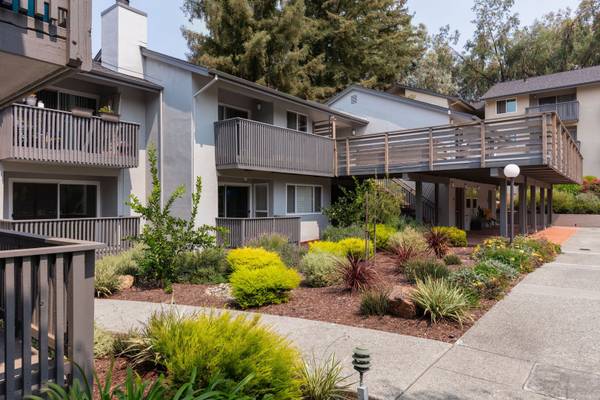 $2,322 / 1br - 790ft2 - renovated and move in ready! Come tour today (hayward / castro valley)63824141469569122