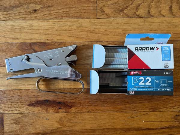 Arrow P-22 plier stapler and staples 1