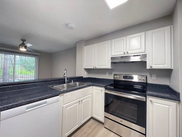 $3,499 / 3br - 1205ft2 - 3/bd 2/ba apt, Bellevue area, Modern kitchen, Pet-friendly home, Patio (Redmond/Bellevue/Microsoft)63814635915011120