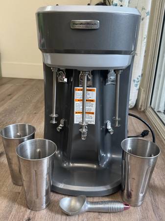 Hamilton Beach Commercial HMD400R Triple-Spindle Drink Mixer 1