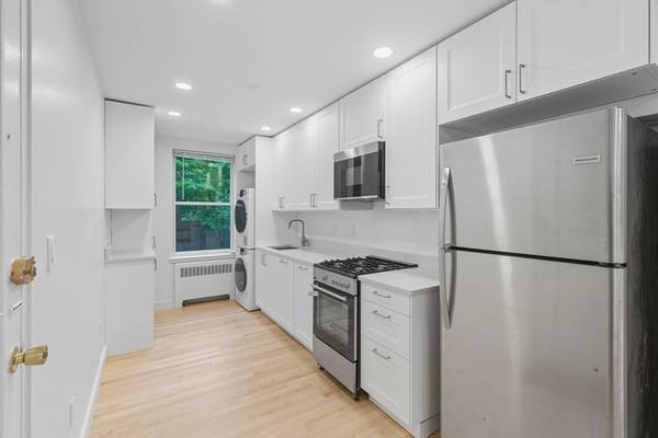 $3,200 / 2br - 775ft2 - Spacious w/ In-Unit Laundry & Parking – Beaconsfield, Brookline (Brookline)64213548604675124