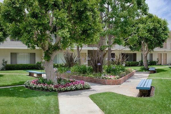 On-Site Laundry Facilities, Refrigerator, Swimming Pool 1