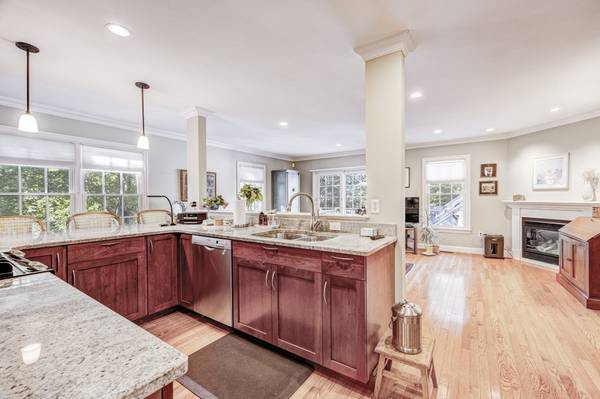 $1,050,000 / 3br - 2601ft2 - Open House! Spacious 3BR/2.5BA Newton Townhome w/Garage & Private Deck (Newton Upper Falls)63856552705537122