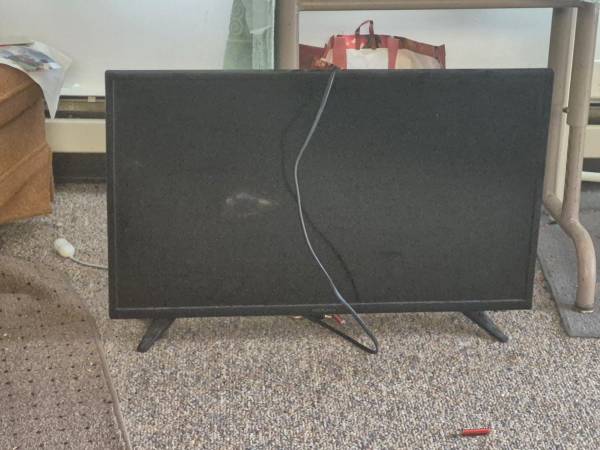 flat screen TV, not smart tv 1