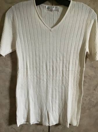 Women’s short sleeve sweater Size:M. New 1