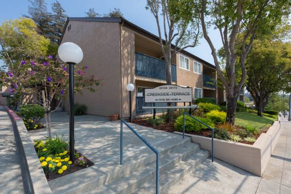$2,530 / 2br - 1018ft2 - Covered parking, Swimming pool, Entry closet (hayward / castro valley)63851969271425120