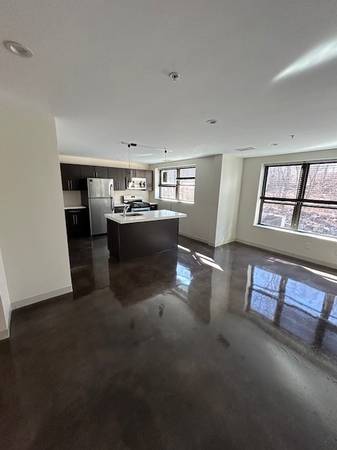 $2,975 / 2br - 1124ft2 - Unidad de esquina en piso superior 🌞 Amplio apartamento estilo loft industrial 2 habitaciones / 2 baños (Quincy)63839290495361121