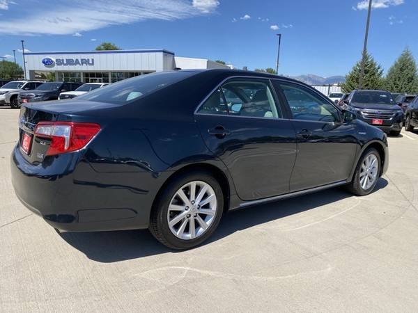 2014 Toyota Camry Hybrid LE sedán Cosmic Gray Mica - $15,504 (LLAME AL 720-504-5918 PARA EL PRECIO ELECTRÓNICO)63619827819395124